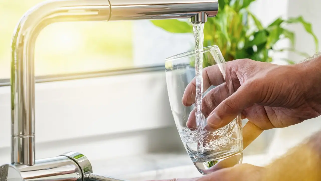 Bevi l’acqua dell’addolcitore? Ecco cosa stai ingerendo davvero e perché può essere pericoloso