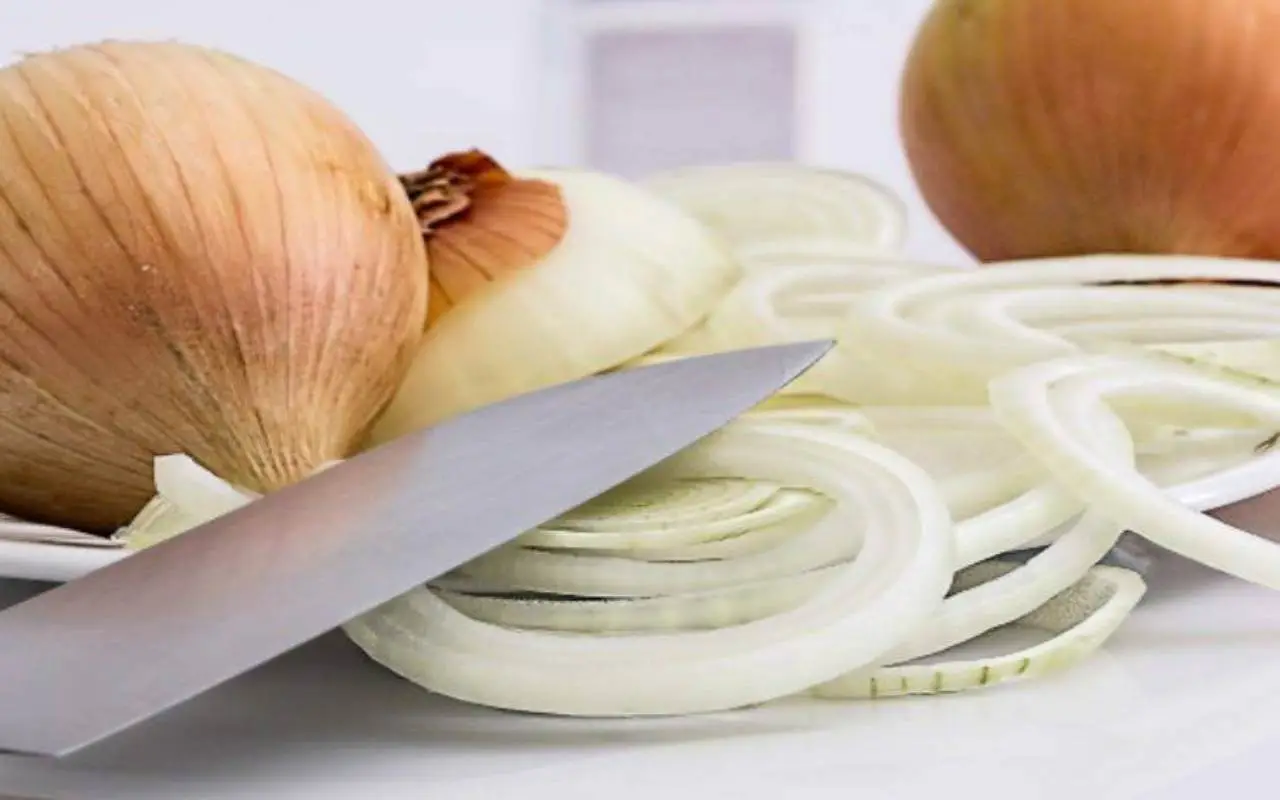 Come si fa a togliere l’odore di aglio e cipolla dalle mani? L’acciaio inox come rimedio